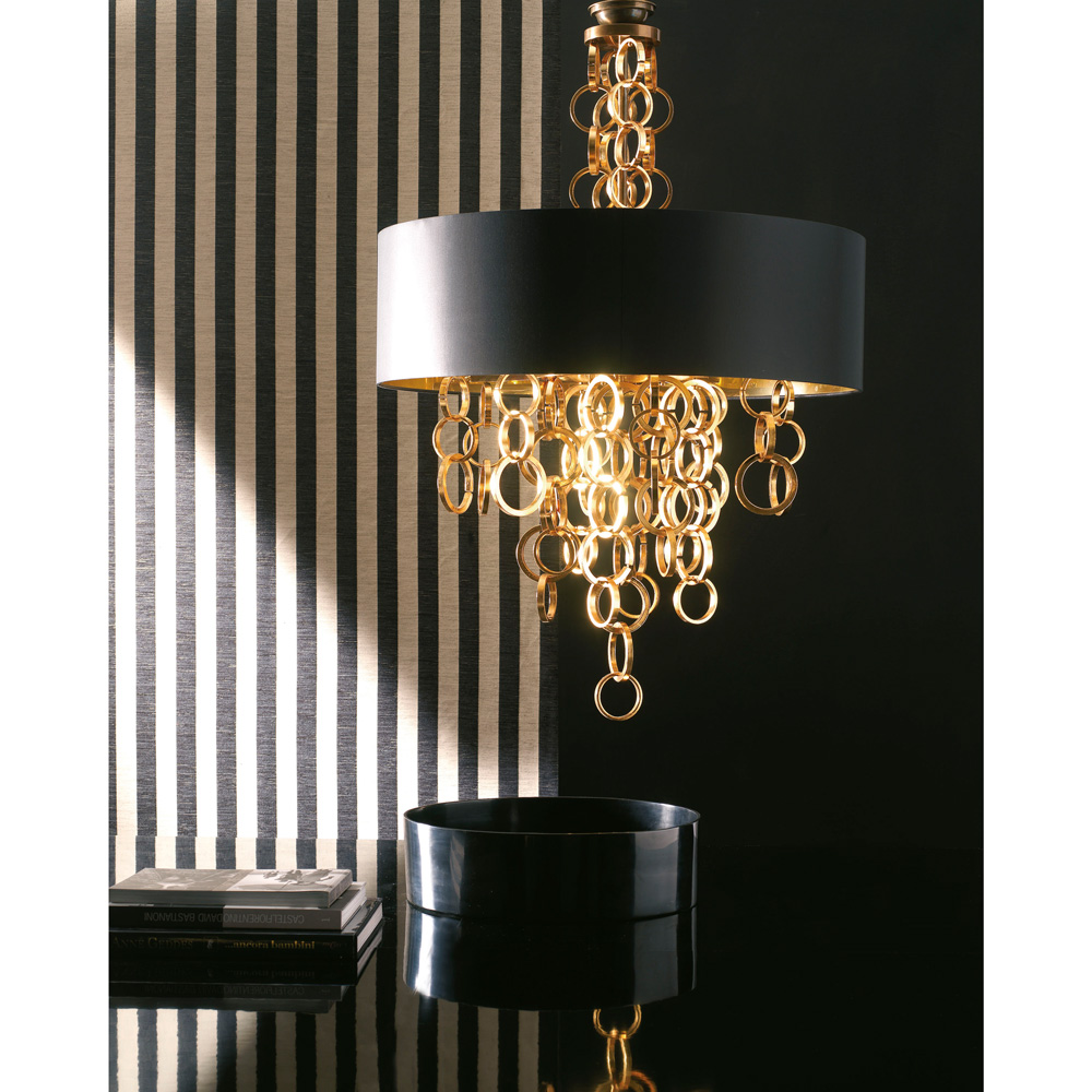 Lampadario rotondo in ottone e ferro smerigliato con anelli dorati.